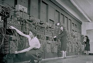 ENIAC programuotojos programuoja kompiuteri.jpg