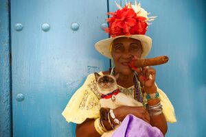 Kubiete moteris ruko cigara.jpg