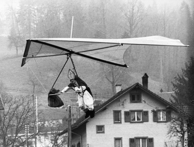 Vaizdas:Kunigas su deltaplanu.jpg