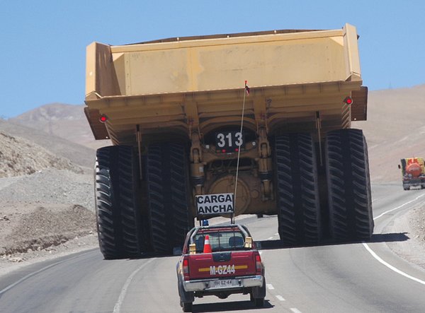 Vaizdas:Sunkvezimis tempia sunkvezimi.jpg