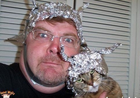 Vaizdas:Katinas ir seimininkas su apsauginiais ekranais.jpg