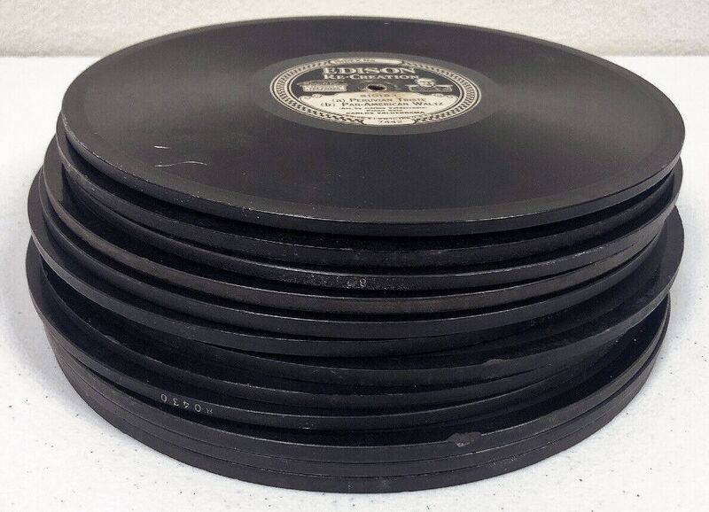 Vaizdas:1900 edisson diamond disc gramofono ploksteles.jpg