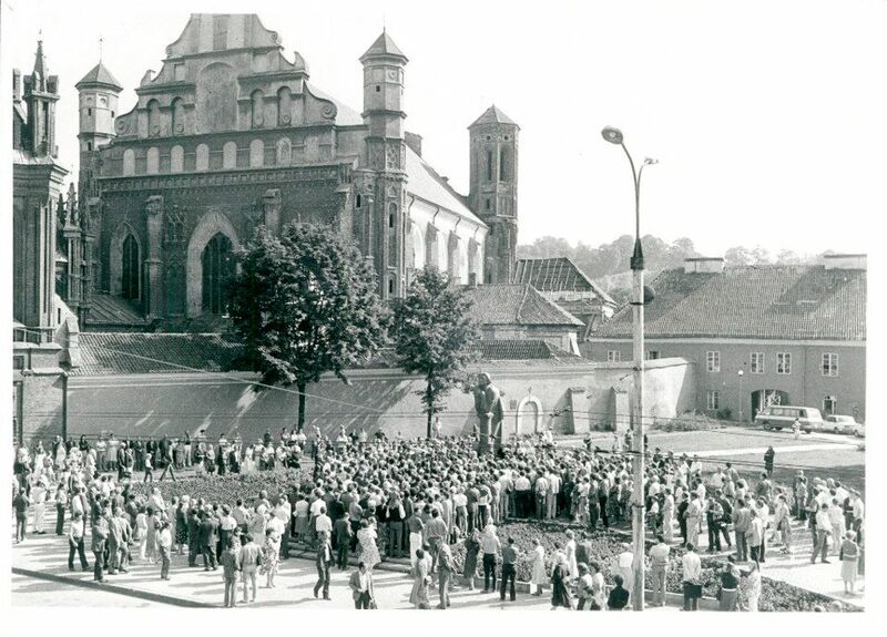 Vaizdas:1987 mitingas prie adomo mickeviciaus paminklo.jpg