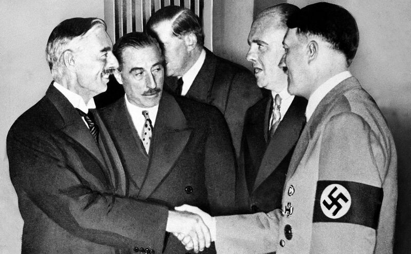 Vaizdas:Adolph Hitler and Neville Chamberlain in Munich September 30 1938.jpg