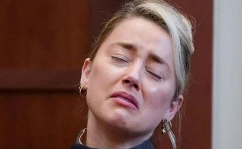 Vaizdas:Amber heard verkia netikros asaros.jpg