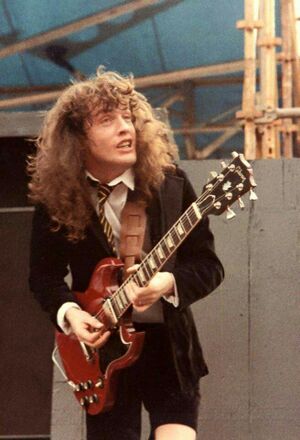 Angus young ac dc gibson sg gitara.jpg