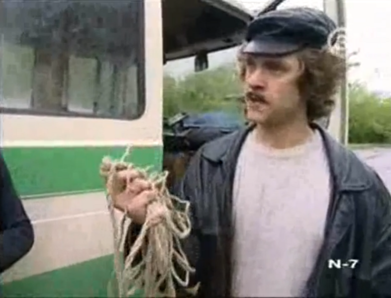 Vaizdas:Autobuso vairuotojas laiko šiknių šniūrą.png