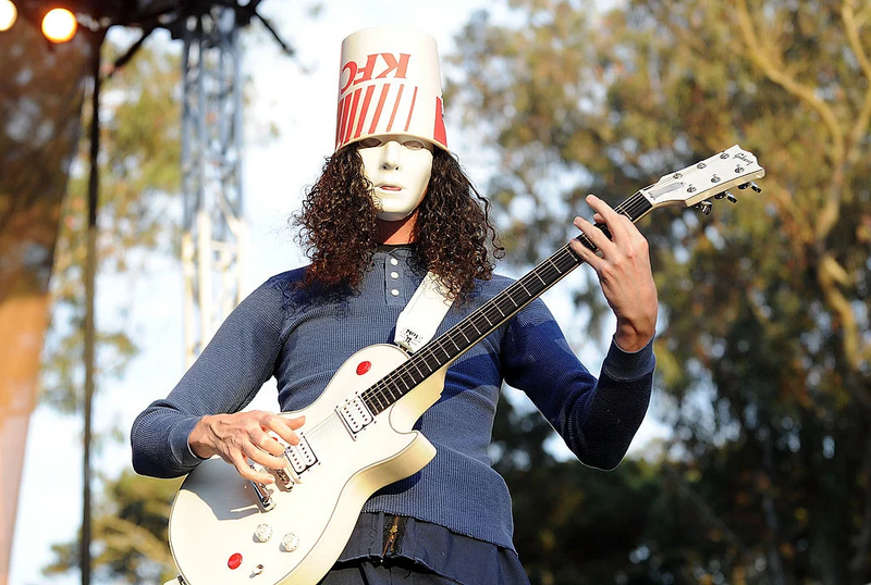 Vaizdas:Buckethead kfc kibiras gitaristas gitara.webp