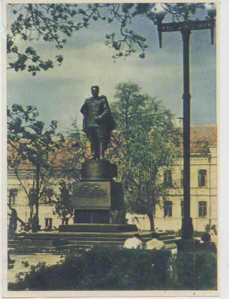 Vaizdas:Cerniachovskio aikste paminklas.jpg