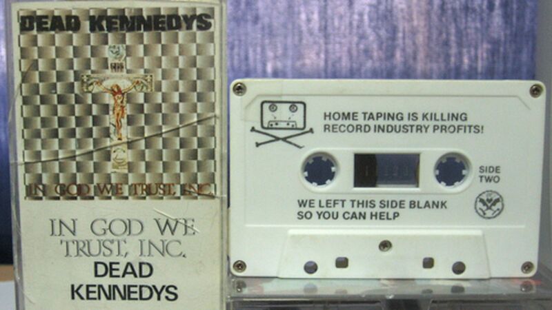 Vaizdas:Dead kennedys in god we trust kasete piratavimas muzikos industrija.jpg