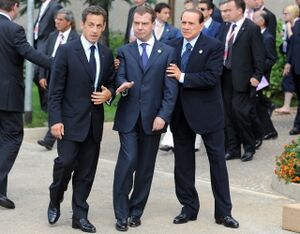 Dmitrijus Medvedevas Nicolas Sarkozy Silvio Berlusconi 2009 G8 Italija.jpg