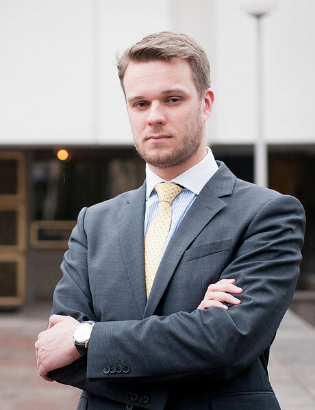 Vaizdas:Gabrielius landsbergis stovi.jpg