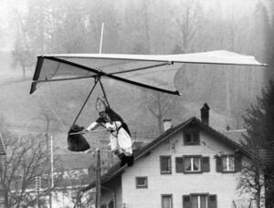 Kunigas su deltaplanu.jpg