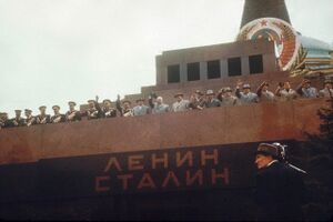 Lenino-stalino-mauzoliejus-kompartijos-prezidiumas-nikita-chrusciovas.jpg