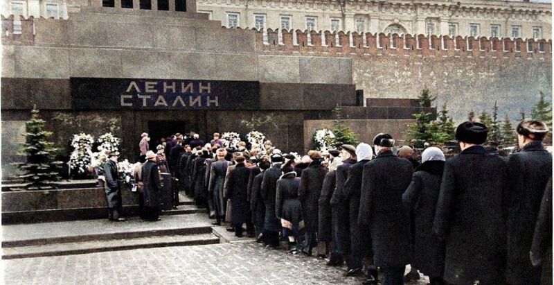 Vaizdas:Lenino-stalino mauzoliejus eile.jpeg