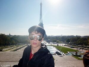 Luka magnotta prie Eifelio boksto.jpg