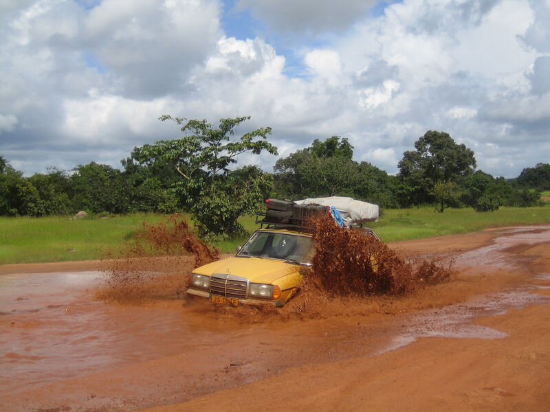 Vaizdas:Mercedes ir afrikoje mersas.jpg