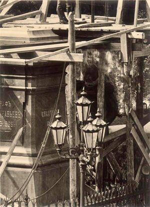 Muravjovo paminklo nukelimas fragmentas-1915-jan-bulhak.jpg