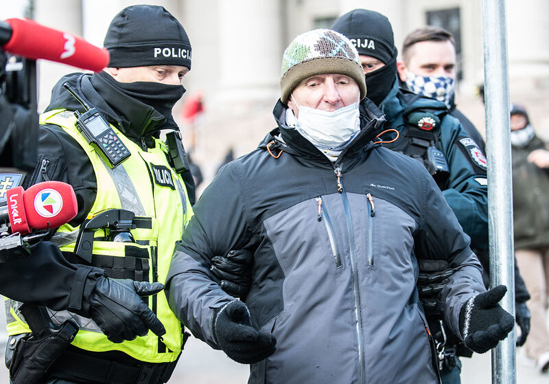 Vaizdas:Protestuotojas vilniuje protestas pries veido kaukes policija ir iskistanosis.jpg