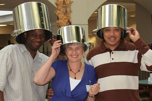 Puodai ant galvu.jpg