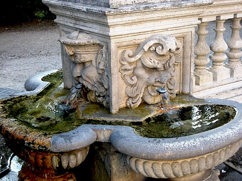 Vaizdas:Rome Italy-water-fountain-head.jpg