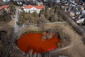 Rusijos ambasada tvenkinys raudonas vanduo.jpg