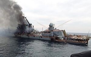 Rusijos kreiseris maskva karinis laivas dega skesta 2022.jpg