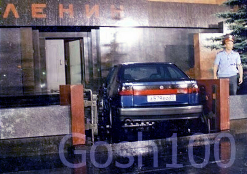Vaizdas:Saab-9000-lenino-mauzoliejus-1997-2.jpg