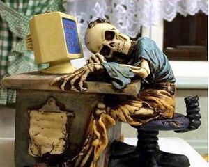 Skeletas prie kompiuterio.jpg