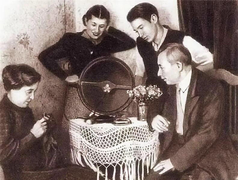 Vaizdas:Sovietiniai laidinio radijo rekord klausytojai reklama .jpg